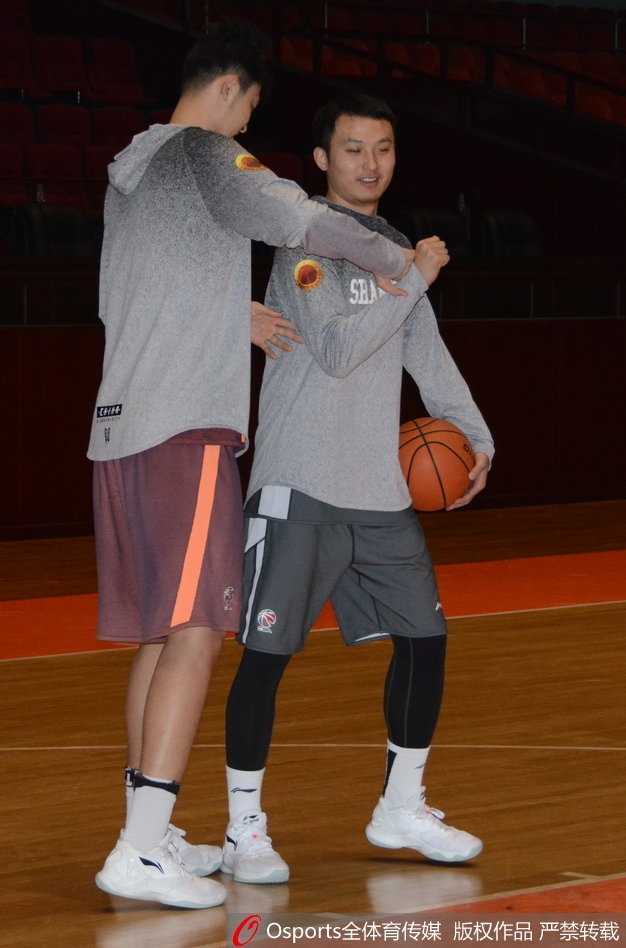 山东男篮核心缺席众将挑大梁,王汝恒潘宁训练场“基情”四射 潘宁在力量房咬牙坚持,汗水浸透衣衫,用一次次极限挑战宣告内线新势力的崛起。