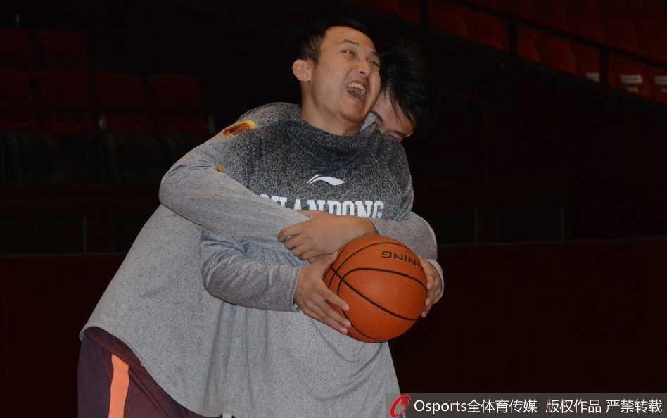 山东男篮核心缺席众将挑大梁,王汝恒潘宁训练场“基情”四射 训练馆内气氛火热,王汝恒与潘宁激情相拥,庆祝一次成功的防守,队友间的信任与鼓励溢于言表。