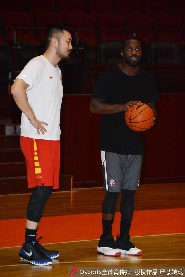 山东男篮核心缺席众将挑大梁,王汝恒潘宁训练场“基情”四射 训练间隙,王汝恒为队友潘宁递上毛巾,细节之处见真情,兄弟情谊在点滴中汇聚。