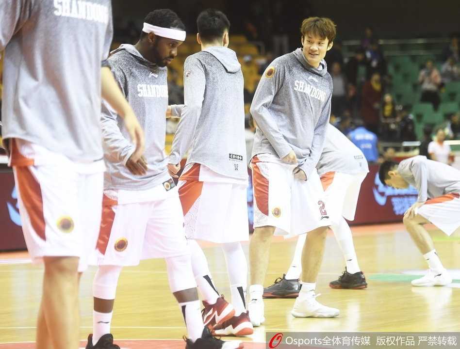 丁彦雨航在训练中突然做出鬼脸，夸张的表情逗乐了身后的队友，训练场瞬间变成欢乐的海洋