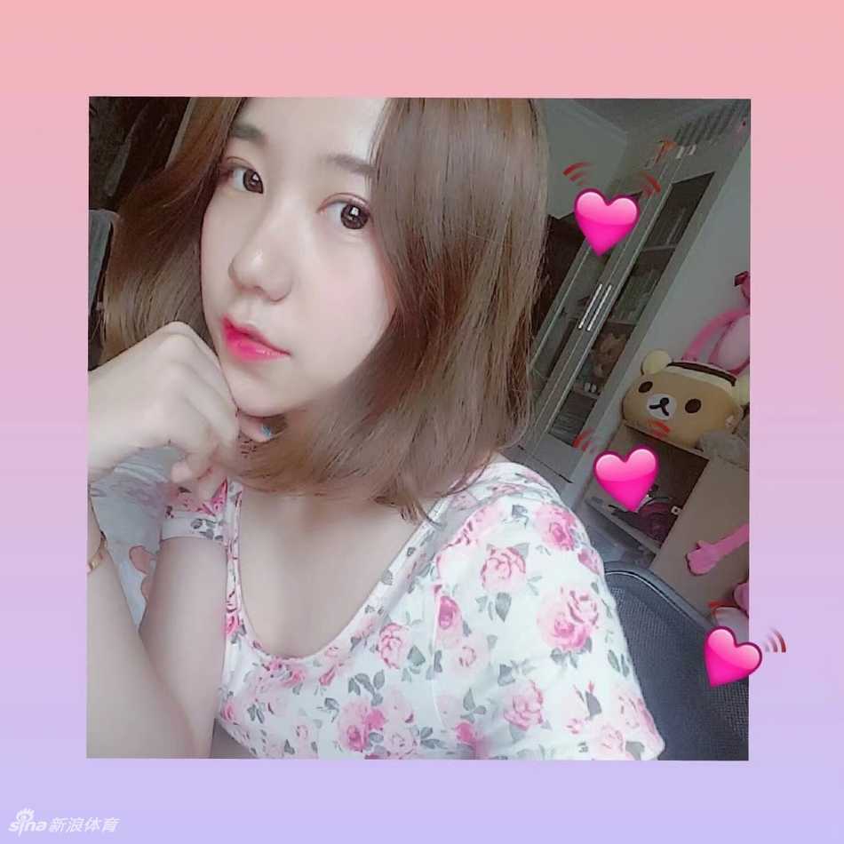 @_yoonxi身穿炫舞团红色表演服，搭配白色短裙，在镜头前优雅站立，匀称的身材将动感队服衬托得恰到好处，笑容甜美自信。