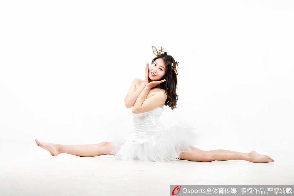 山东篮球宝贝丁蓓舞动瞬间:用热爱与汗水书写赛场边的最美风景 在舞台灯光的勾勒下,丁蓓与同伴们的身影交织在一起,这张照片捕捉到了她们团队协作的默契与舞台表演的张力