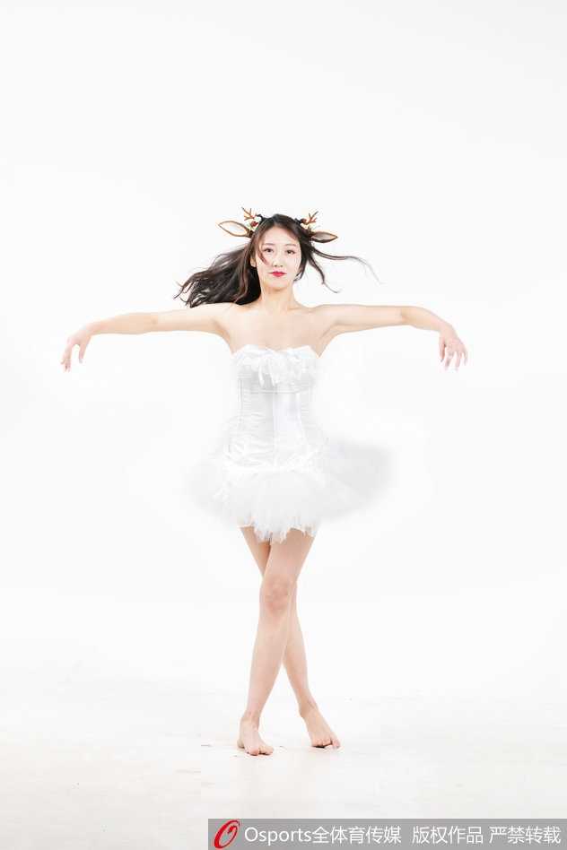 山东篮球宝贝丁蓓舞动瞬间:用热爱与汗水书写赛场边的最美风景 丁蓓在舞蹈中展现完美的身体控制力,飞扬的发丝与自信的微笑,是她对篮球与舞蹈热爱的最好证明