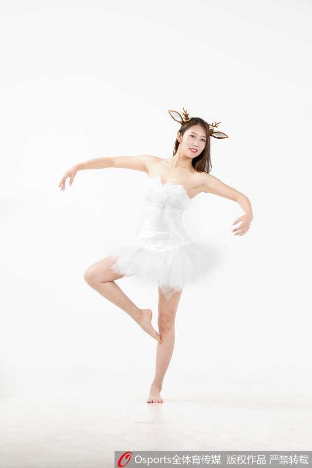 山东篮球宝贝丁蓓舞动瞬间:用热爱与汗水书写赛场边的最美风景 丁蓓侧身凝视,展现出一种灵动的美感,服装的流苏随着她轻盈的姿态仿佛也在空中起舞