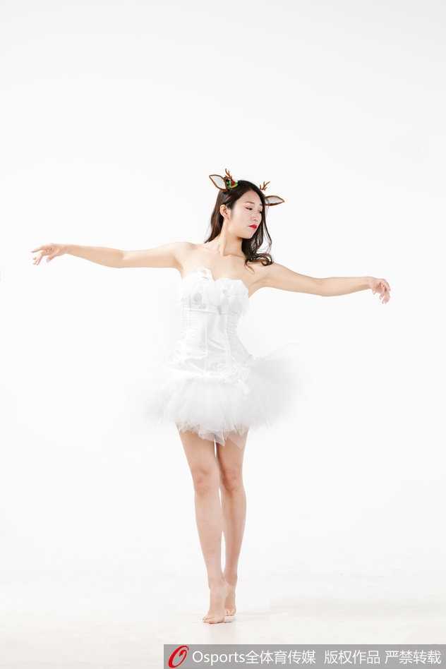 山东篮球宝贝丁蓓舞动瞬间:用热爱与汗水书写赛场边的最美风景 在聚光灯的映照下,丁蓓身姿挺拔,宛如一只优雅的天鹅,她的每一个手势都充满了艺术的感染力