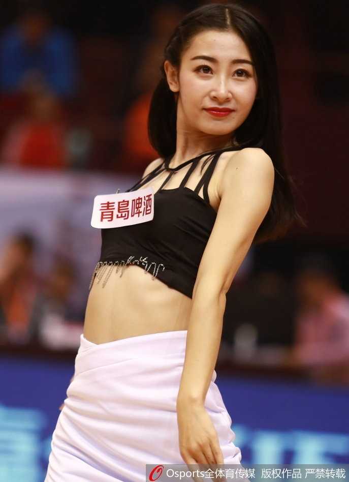 山东篮球宝贝:一字马背后的青春与热爱 表演结束后,篮球宝贝们向观众致意,甜美的笑容与敬业的精神赢得全场掌声