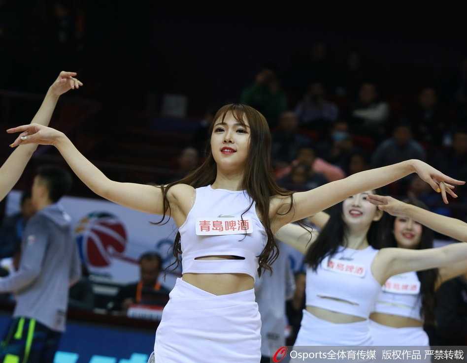 山东篮球宝贝:一字马背后的青春与热爱 宝贝们后仰下腰,柔韧的身躯与动感的节奏完美融合,展现力量与曲线的美感