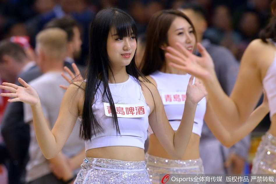 山东篮球宝贝:一字马背后的青春与热爱 伴随着劲爆音乐,篮球宝贝们整齐划一地舞动,充满青春活力的身姿成为赛场焦点