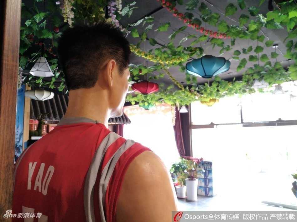 山东邹平饭店惊现“巨人”迎宾,姚明蜡像身穿火箭队服引围观 从侧面角度拍摄,蜡像的体型优势尽显无疑,身旁走过的普通人身高仅及他的胸口,这种强烈的身高对比让画面充满了戏剧性