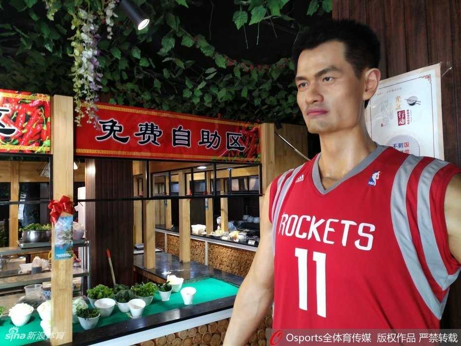 山东邹平饭店惊现“巨人”迎宾,姚明蜡像身穿火箭队服引围观 食客们正在排队与蜡像合影留念,一名小男孩好奇地伸手想触碰蜡像的球衣,脸上洋溢着兴奋的笑容,现场氛围欢乐融洽