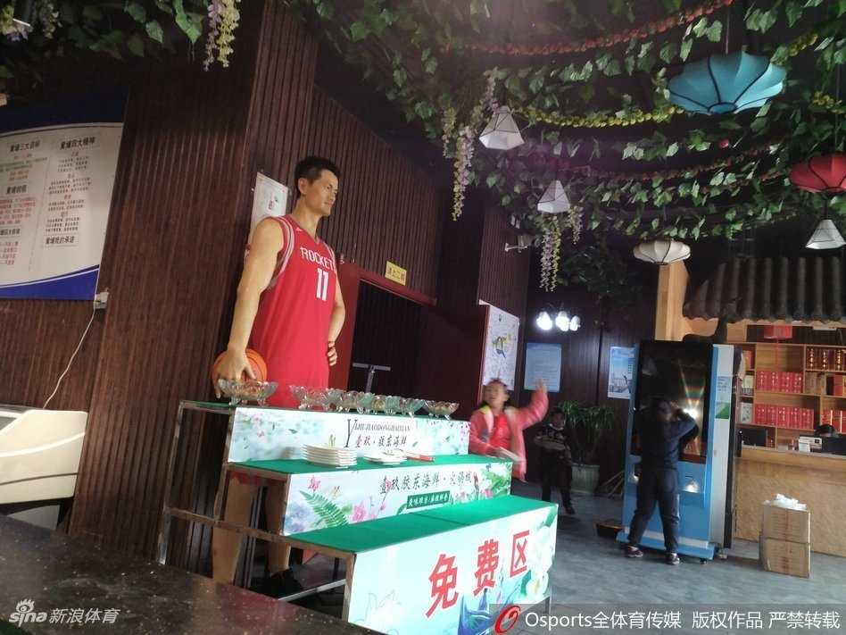 山东邹平饭店惊现“巨人”迎宾,姚明蜡像身穿火箭队服引围观 蜡像独自伫立在装饰着中国红灯笼的饭店大厅里,中西元素在此奇妙融合,它像是一个沉默的守护者,静静注视着往来的食客