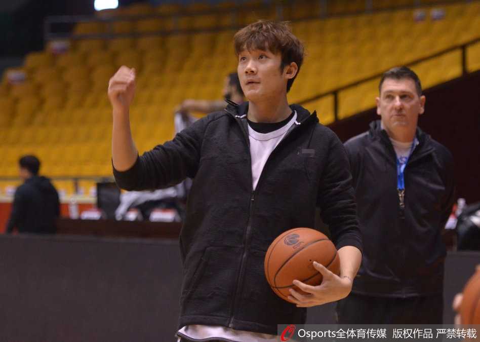 全队合练环节，丁彦雨航与队友击掌相互鼓励，团队士气高涨，每个人都为即将到来的恶战做好了准备。