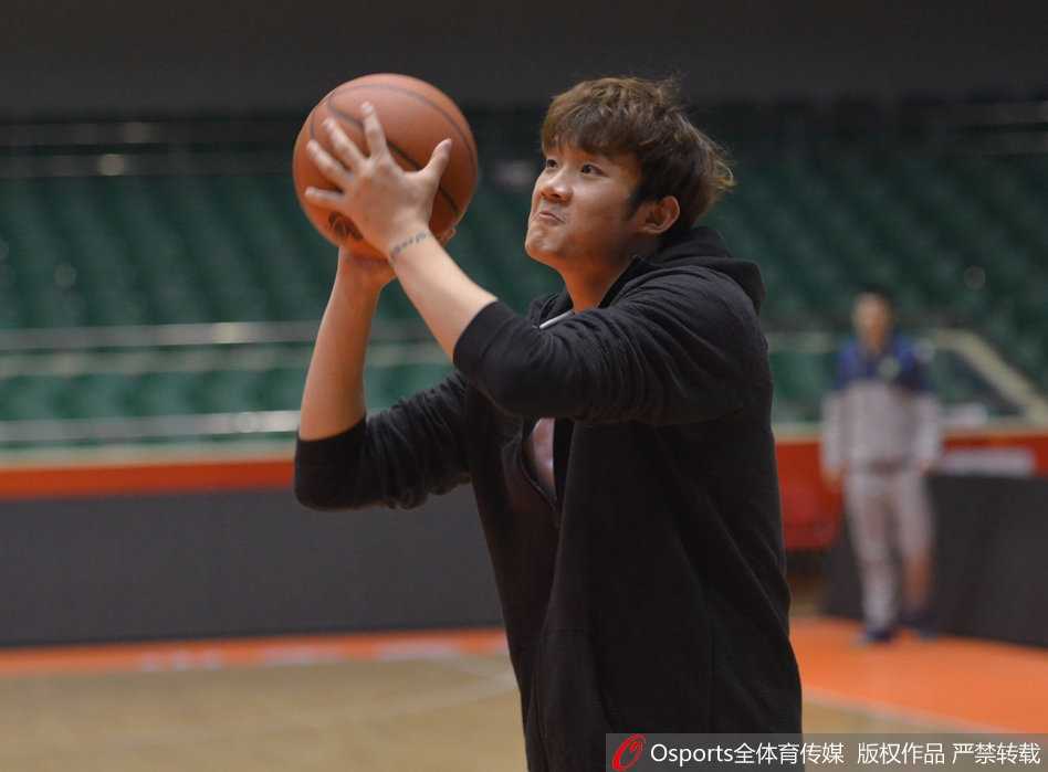 丁彦雨航在助教陪伴下进行运球练习，篮球仿佛黏在手上一般，扎实的基本功在反复磨砺中更显锋芒。