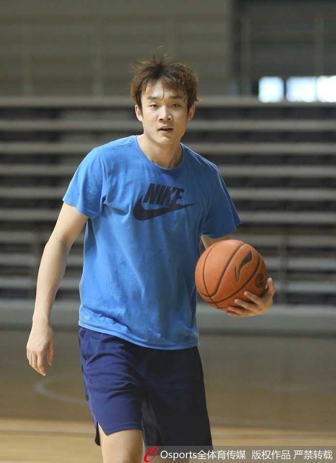 训练结束后，睢冉坐在地上脱下球鞋放松双脚，这一幕被镜头记录了下来。