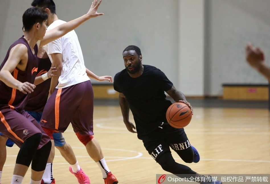 训练气氛欢乐而融洽，队友们在场上有说有笑，但对抗的强度丝毫没有减弱。