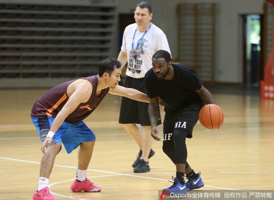 王汝恒带球快速突破，眼神坚定，展现出强烈的进攻欲望。