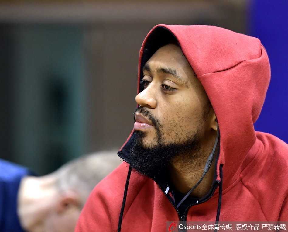 山东高速男篮季后赛首战在即 泉城硬汉睢冉回归训练成焦点 在山东高速大球馆明亮的灯光下,队长睢冉身披训练服目光如炬,他的回归为球队防守端注入了铁血意志
