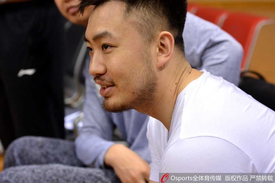 山东高速男篮季后赛首战在即 泉城硬汉睢冉回归训练成焦点 大外援莫泰尤纳斯在体能师辅助下进行拉伸训练,他表情专注身体柔韧性极佳,为即将到来的内线肉搏储备能量