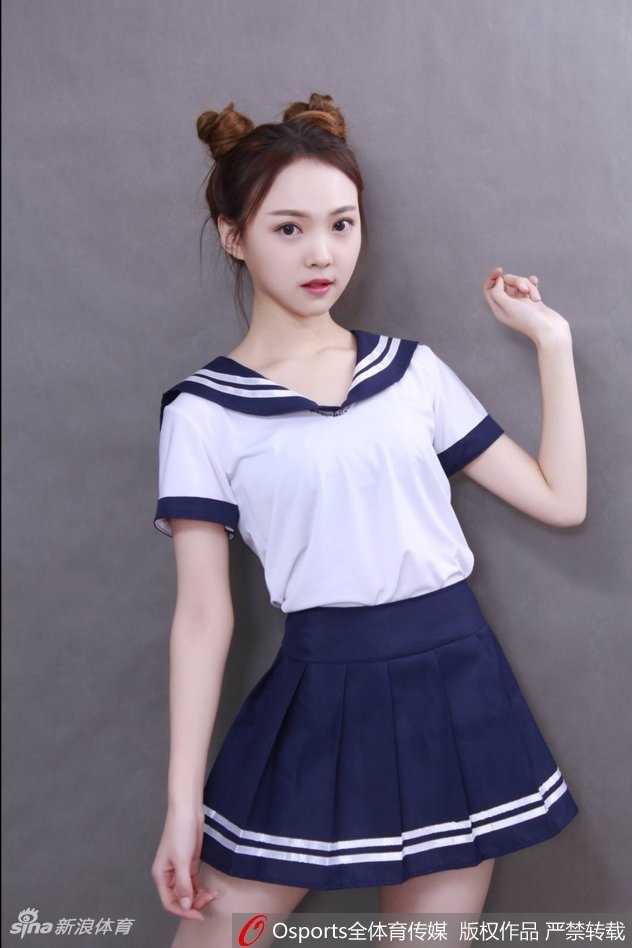 夕阳下的篮球场上，几个女孩围坐在一起谈笑风生，背景是朦胧的球场灯光