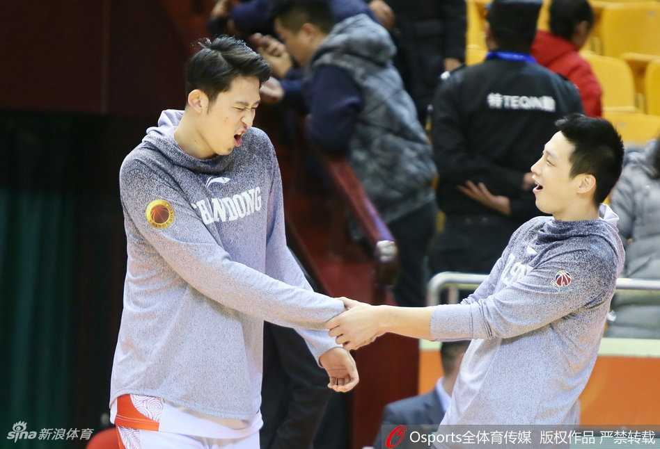 训练间隙，丁彦雨航与队友在场边开怀畅聊，轻松的笑容挂在每个人脸上，团队氛围极佳。