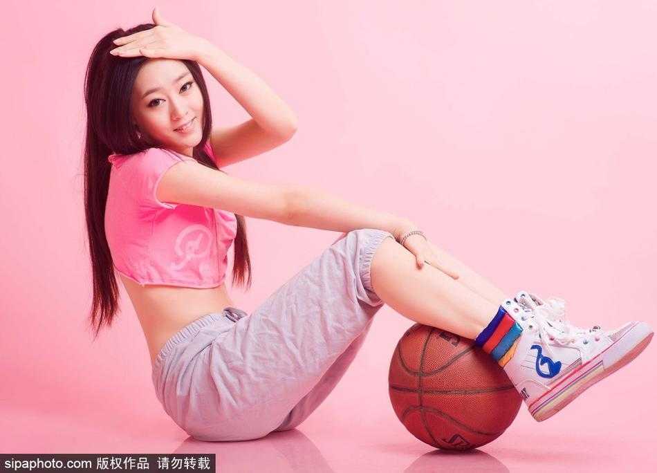 山城篮球宝贝的夏日诗篇:李昕瑶镜头下的活力与纯真 李昕瑶穿着宽松的运动背心,在篮下轻盈跃起,发丝随风飞扬,脸上洋溢着进球后灿烂又带点羞涩的笑容。