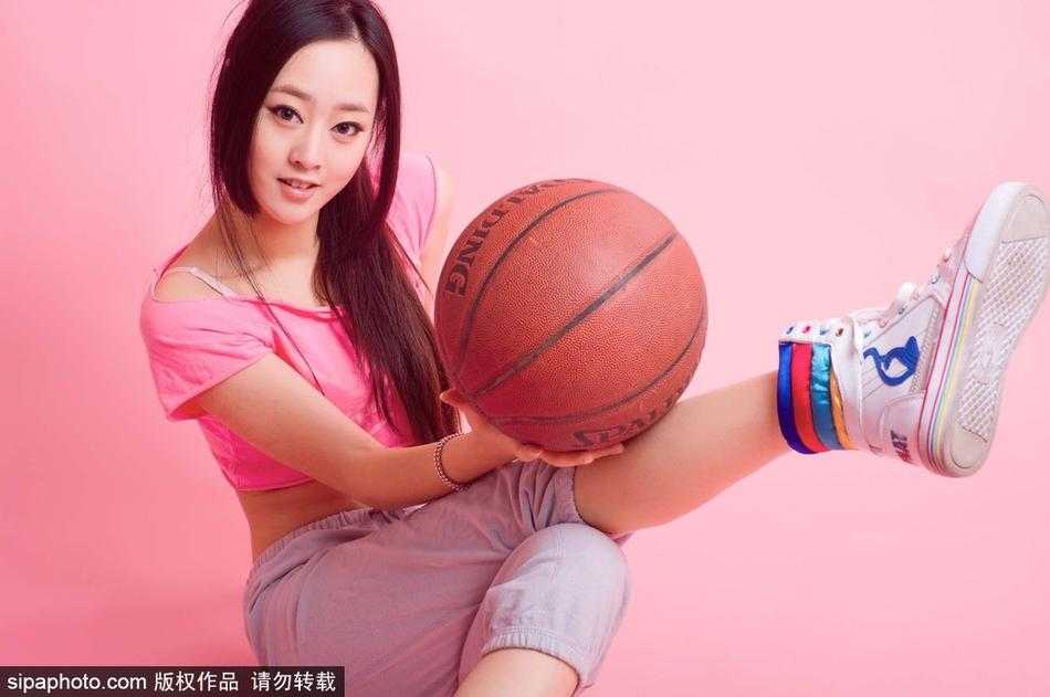 山城篮球宝贝的夏日诗篇:李昕瑶镜头下的活力与纯真 身着运动装的李昕瑶在球场上自信运球,动作娴熟流畅,眼神专注地盯着前方,浑身散发着属于运动少女的独特魅力与活力。