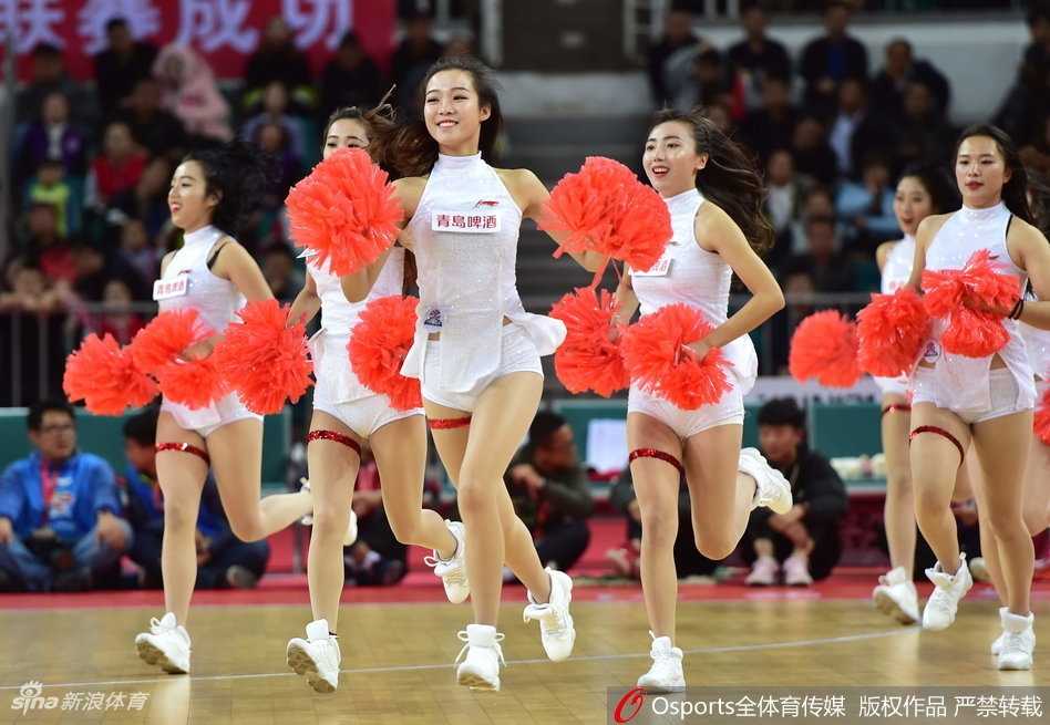 一名队员在托举动作中轻盈跃起，身姿如飞燕般舒展，周围的队友默契配合，构成了力与美完美结合的瞬间，展现了极高的团队默契。