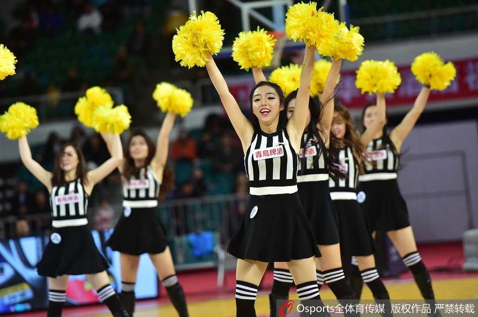 山西篮球宝贝:寒夜中的热舞,赛场边最温暖的火焰 山西篮球宝贝们扎着利落的高马尾,随着动感节拍腾空跃起,修长的身姿在聚光灯下划出优美的弧线,青春的气息瞬间点燃了整个球场。