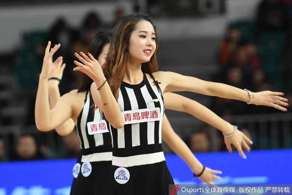 山西篮球宝贝:寒夜中的热舞,赛场边最温暖的火焰 在蓝色灯光的映衬下,宝贝们一字排开,展现出整齐划一的舞步。她们修长笔直的双腿随着队形变换交错移动,力量与美感并存,让人移不开眼。