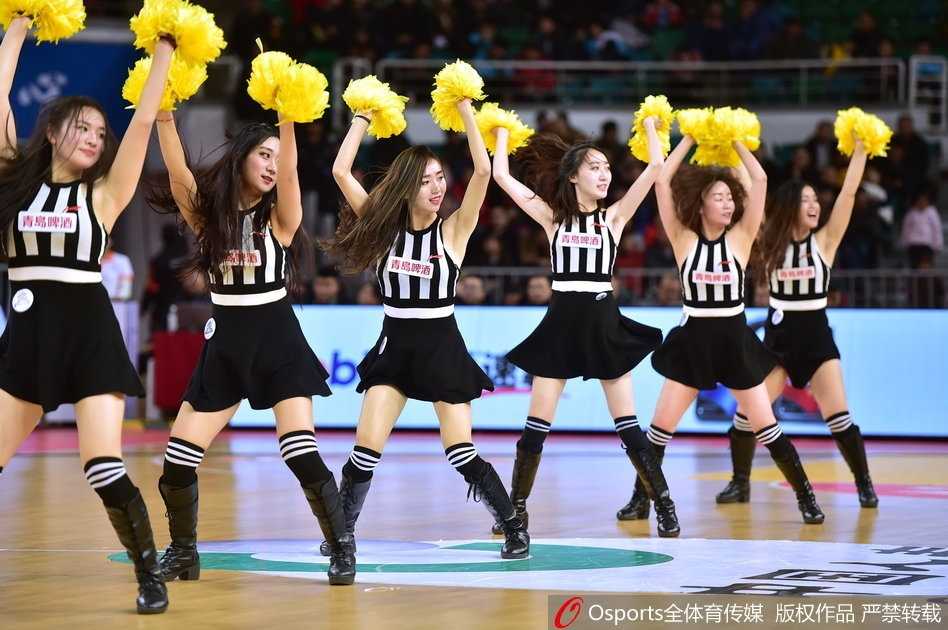 山西篮球宝贝:寒夜中的热舞,赛场边最温暖的火焰 双人配合的托举动作将现场气氛推向高潮,一名宝贝被稳稳托起,双臂舒展如飞鸟,下方队友则用坚实的力量支撑,展现了团队间的绝对信任。