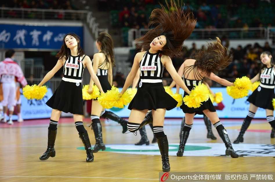 山西篮球宝贝:寒夜中的热舞,赛场边最温暖的火焰 近景镜头下,宝贝们露出灿烂的笑容,整齐的服装和发饰彰显着团队的默契。她们额头微微冒汗,却依然保持着最完美的表情管理,敬业精神令人动容。