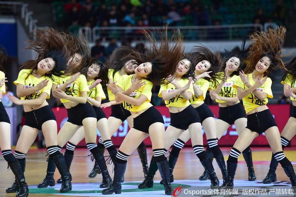 山西篮球宝贝:寒夜中的热舞,赛场边最温暖的火焰 表演结束后,宝贝们向观众席挥手致意,脸上洋溢着灿烂的笑容。汗水顺着脸颊滑落,在灯光下闪闪发光,这一刻她们是赛场上最耀眼的明星。