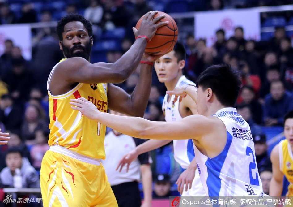 青岛队许家晗飞身封盖后重摔在地，双手抱头痛苦不已，队友焦急围拢关切