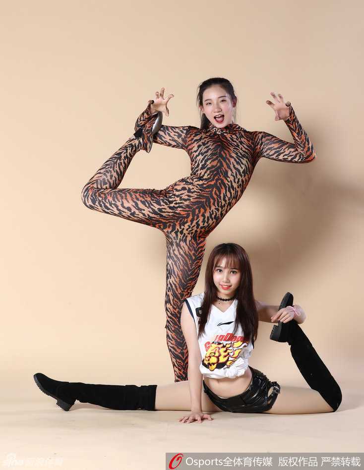 镜头特写下，篮球宝贝的妆容精致，额间点缀着闪钻，与身上的豹纹元素相映成趣，野性中带着甜美