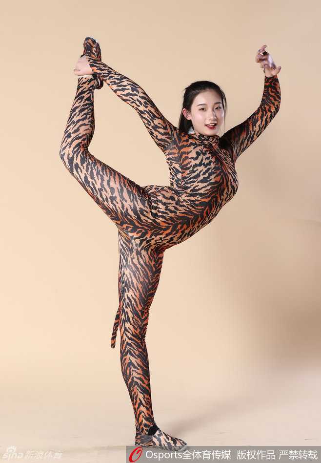 豹纹宝贝侧身凝视镜头，展现出优美的肩颈线条，背景的暗色调更突显出她肤色的白皙与豹纹的狂野