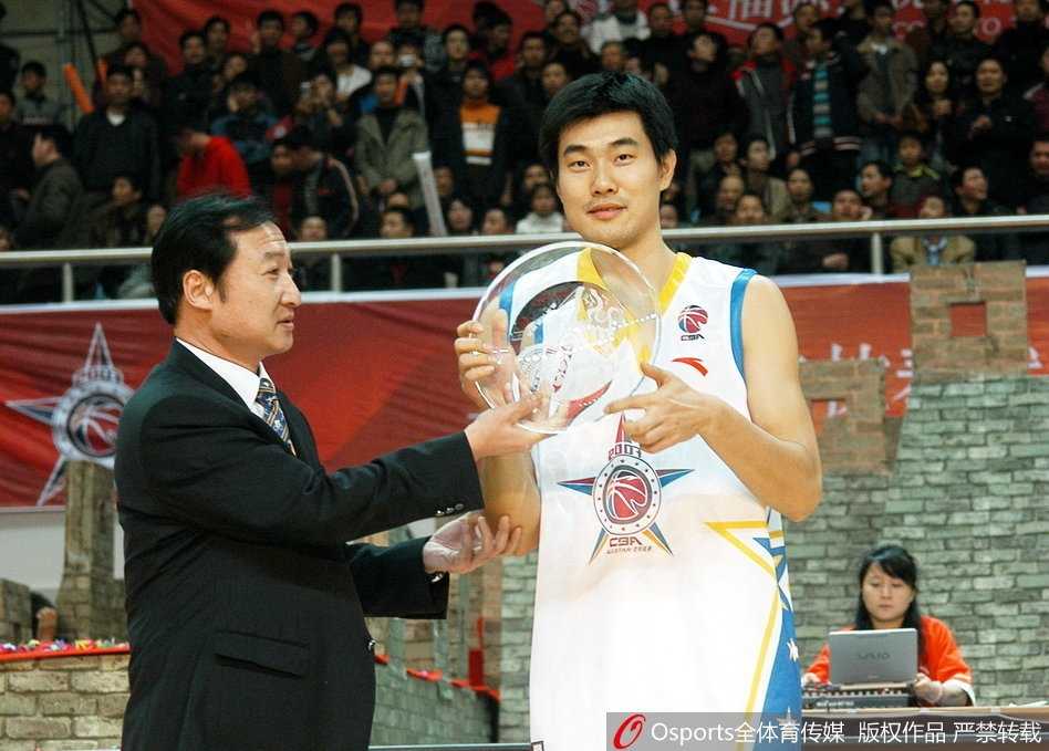 昆西杜比在三分线外自信出手，防守者望尘莫及，全场比赛他如入无人之境。