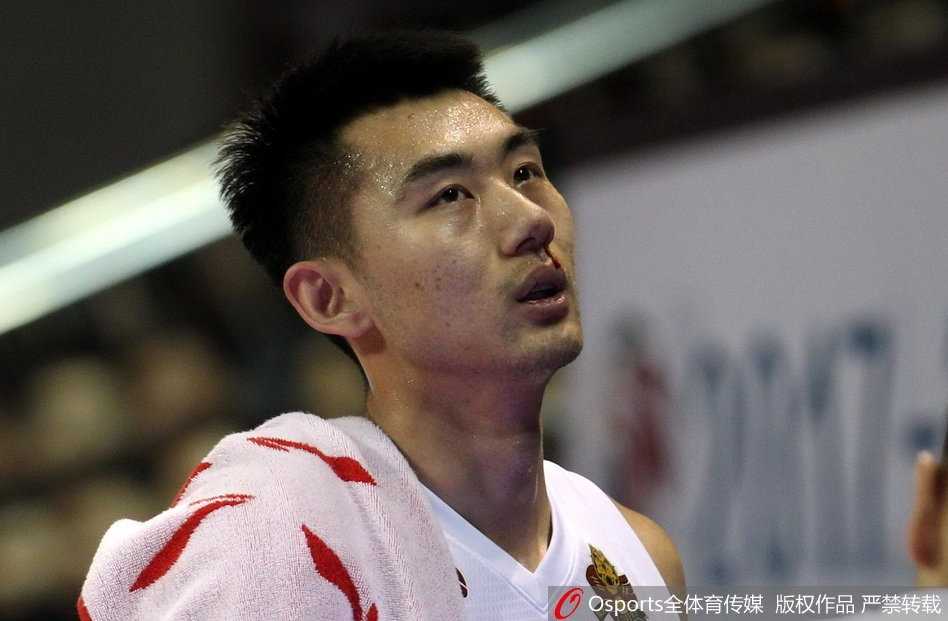 崔晋铭在拼抢中面部被击中，瞬间鲜血直流，他紧皱眉头用手捂住口鼻，球衣胸前已染上点点血迹。