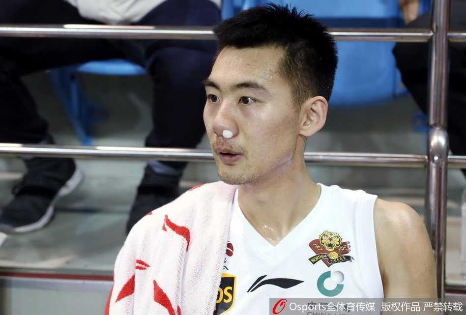 第三节比赛中，崔晋铭嘴角和鼻子仍有干涸的血迹，他奋力起跳，与对方外援巴赫拉米争抢球权。