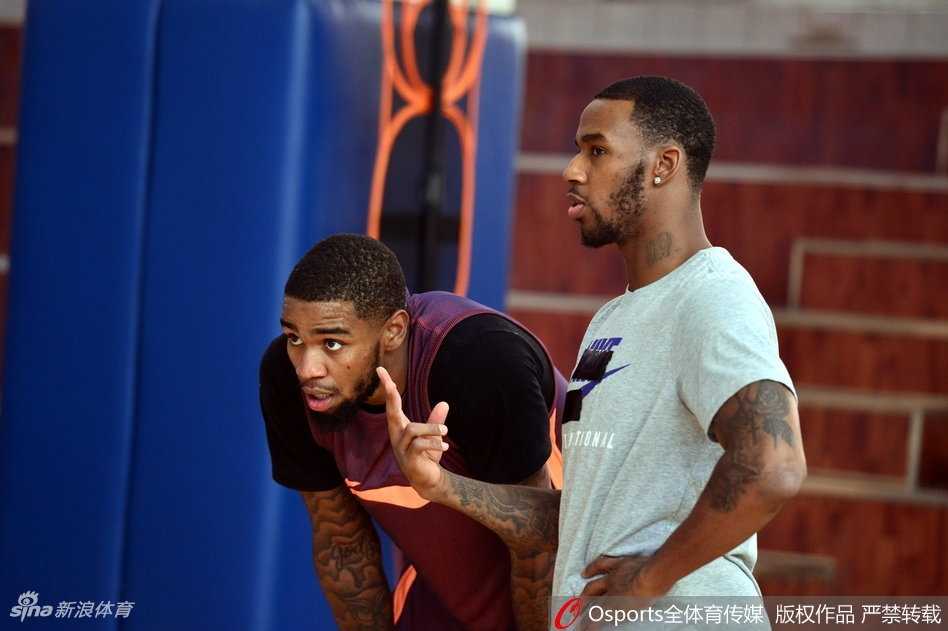 巅峰之上 砥砺前行——新疆男篮新赛季卫冕征程 外援亚当斯在训练中秀出华丽运球,他如一道蓝色闪电般穿梭于防守队员之间,犀利的突破预示着新赛季他仍是球队最锋利的矛。