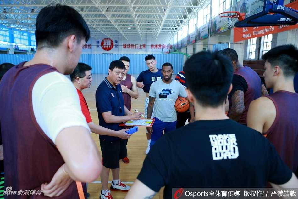 巅峰之上 砥砺前行——新疆男篮新赛季卫冕征程 飞虎训练营内,主帅李秋平神情专注,双手比划着复杂的战术跑位,队员们围成一圈,眼神中透露出对胜利的渴望。