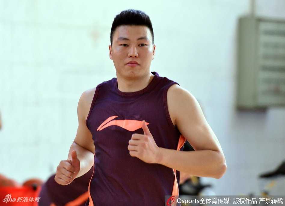 巅峰之上 砥砺前行——新疆男篮新赛季卫冕征程 阿不都沙拉木在低位背身要球,他凭借灵活的脚步晃开防守,动作一气呵成,这位新星正努力扛起球队内线的大旗。