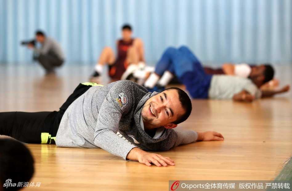 巅峰之上 砥砺前行——新疆男篮新赛季卫冕征程 俞长栋在对抗中高高跃起,单手抓下前场篮板,落地瞬间他眼神坚毅,肌肉线条在灯光下显得格外分明,充满了力量感。