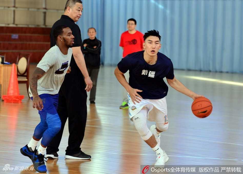 巅峰之上 砥砺前行——新疆男篮新赛季卫冕征程 西热力江在底角稳稳出手三分,皮球划过一道完美的弧线空心入网,他紧握拳头,标志性的怒吼仿佛要撕破对手的防线。