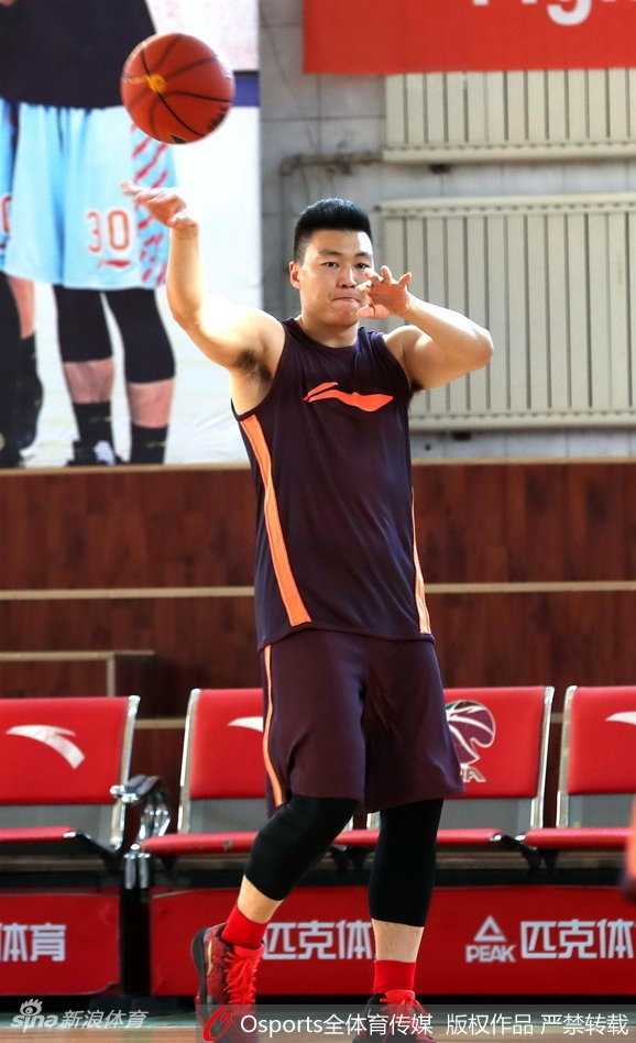 巅峰之上 砥砺前行——新疆男篮新赛季卫冕征程 全队围成一圈,大家的手臂搭在一起,随着一声震天的加油声,汗水飞溅,这一刻团队的力量汇聚成一股不可战胜的洪流。