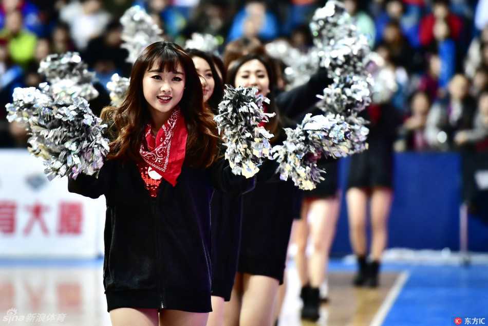 巅峰之战 热力助航 伴随着劲爆的舞曲,一名拉拉队员在聚光灯下展现出自信的微笑,身后队友们整齐划一的动作,共同构成了赛场上一幅充满青春活力的画面。