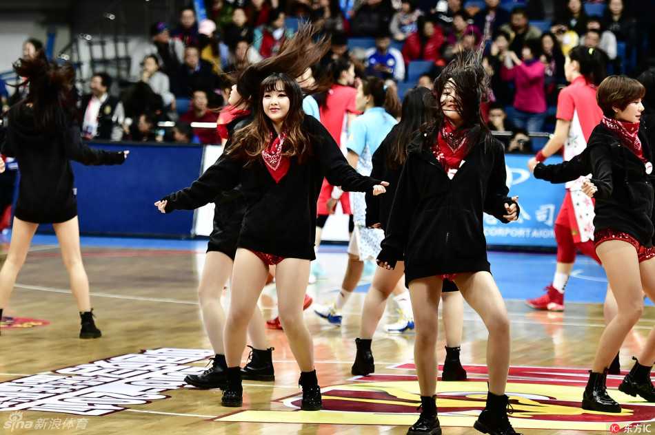 巅峰之战 热力助航 总决赛尘埃落定,拉拉队员们依旧用最灿烂的笑容和最饱满的热情进行着最后的表演,她们与现场沸腾的欢呼声融为一体,为这个精彩的赛季画上了圆满的句号。