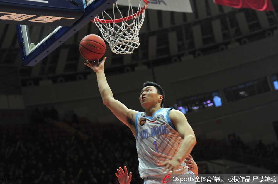 西热力江与可兰白克在暂停后并肩走向场内，两人神情专注进行战术交流，如同场上并肩作战的生死兄弟。