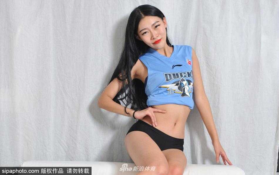 巅峰啦啦队队长身穿亮黄色热裤，在复古单车旁展露修长美腿，青春甜美的笑容仿佛一缕阳光，瞬间照亮了首钢男篮的备战前路。