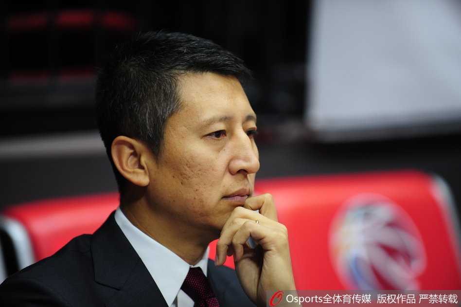 李根在热身中进行力量拉伸，他壮硕的体格在灯光下格外显眼，作为国内篮坛的顶级锋线，他将在比赛中用身体为新疆队凿开胜利的通道。