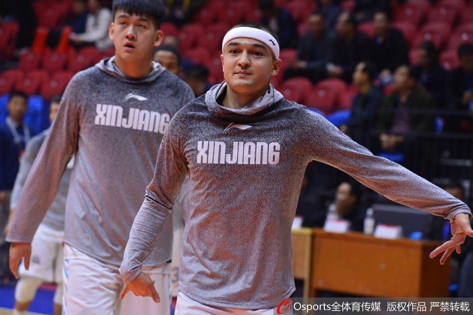 赛前，新疆队的内线球员们围在一起进行拉伸和沟通，他们深知今晚将要面对的是韩德君与巴斯的强力冲击，团结是他们唯一的武器。